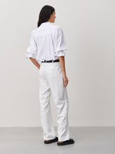 Load image into Gallery viewer, Witte Blouse van de Jane Lushka Collectie. Olivia Blouse is een vrouwelijke blouse met knoopjes, heeft een V-hals met ruffles aan de kraag en plooitjes op het voor en achterpand, als mooi detail. Met een gepofte 3/4 mouw en elastiek smokwerk. Blouse Olivia heeft een chique uitstraling en staat voor vrouwelijkheid en elegantie. De blouse is uitgevoerd in het wit, lila en armygreen en is van de bekende travel kwaliteit.