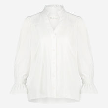 Load image into Gallery viewer, Witte Blouse van de Jane Lushka Collectie. Olivia Blouse is een vrouwelijke blouse met knoopjes, heeft een V-hals met ruffles aan de kraag en plooitjes op het voor en achterpand, als mooi detail. Met een gepofte 3/4 mouw en elastiek smokwerk. Blouse Olivia heeft een chique uitstraling en staat voor vrouwelijkheid en elegantie. De blouse is uitgevoerd in het wit, lila en armygreen en is van de bekende travel kwaliteit.
