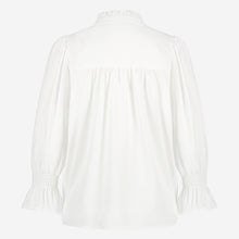 Load image into Gallery viewer, Witte Blouse van de Jane Lushka Collectie. Olivia Blouse is een vrouwelijke blouse met knoopjes, heeft een V-hals met ruffles aan de kraag en plooitjes op het voor en achterpand, als mooi detail. Met een gepofte 3/4 mouw en elastiek smokwerk. Blouse Olivia heeft een chique uitstraling en staat voor vrouwelijkheid en elegantie. De blouse is uitgevoerd in het wit, lila en armygreen en is van de bekende travel kwaliteit.