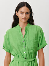 Load image into Gallery viewer, Groene Jurk, Maikey Dress TFS92422010 van Jane Lushka is een sportieve korte jurk met ronde kraag, V-hals en drukknoopjes tot halverwege jurk. Jurk heeft korte mouwen met manchet, steekzakken en een strikceintuur. De Jurk draagt erg comfortabel door de soepele stof en is goed te dragen voor elke gelegenheid.