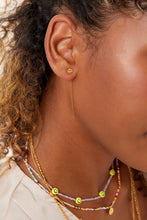 Load image into Gallery viewer, Goudkleurige Oorbellen, hangende ketting oorbel met een kleine smiley-bedel. Dit vrolijke paar oorbellen is gemaakt van stainless steel in de kleur goud en is 5 cm lang.