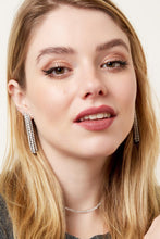 Afbeelding in Gallery-weergave laden, Goudkleurige Oorbellen, feestelijke en elegante oorbellen van roestvrij staal met kleine glanzende kraaltjes. Perfecte oorbellen voor een feest! Wat een prachtige statement oorbellen.