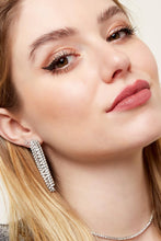 Afbeelding in Gallery-weergave laden, Goudkleurige Oorbellen, feestelijke en elegante oorbellen van roestvrij staal met kleine glanzende kraaltjes. Perfecte oorbellen voor een feest! Wat een prachtige statement oorbellen.