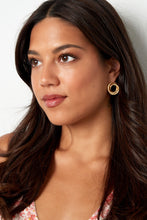 Load image into Gallery viewer, Goudkleurige oorbellen, type oorstekers, in de vorm van drie ringetjes in elkaar verwerkt. Superleuk en mega trendy. Erg leuk om deze oorbellen te combineren met meerdere kleurrijke sieraden. De oorbellen zijn gemaakt van metaal. De oorbellen hebben een afmeting van 2,3 cm.