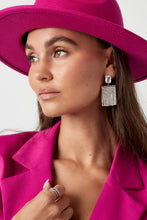 Afbeelding in Gallery-weergave laden, Goudkleurige Oorbellen met hangende slingers van steentjes in de kleur goud. Daarnaast zijn deze prachtige statement oorbellen voorzien van een grote steen, superleuk toch. Erg leuk om deze oorbellen te combineren met meerdere sieraden met glitter details. Afmeting oorbellen is 5.3cm x 2.60cm.