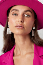 Afbeelding in Gallery-weergave laden, Goudkleurige Oorbellen met hangende slingers van steentjes in de kleur goud. Daarnaast zijn deze prachtige statement oorbellen voorzien van een grote steen, superleuk toch. Erg leuk om deze oorbellen te combineren met meerdere sieraden met glitter details. Afmeting oorbellen is 5.3cm x 2.60cm.