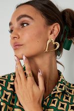 Load image into Gallery viewer, Goudkleurige Statement Oorbellen in de vorm van een sierlijk hart van Yehwang. Mega trendy en superleuk te combineren met meerdere sieraden met hartjes details. De oorbellen zijn gemaakt van aluminium en hebben een afmeting van 5,3 cm.