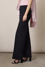 Load image into Gallery viewer, Zwarte Broek, Corel Broek Lily Uni Sport Black. Deze Corel broek wordt gekenmerkt door het sportieve model. Door de tijdloze pasvorm kan je de Lily zowel stoer als chique dragen. De broek heeft een elastische tailleband en wijde rechte pijpen. De kwaliteit is een comfortabele, middelzware stretchy materialenmix.