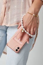 Afbeelding in Gallery-weergave laden, Telefoonkoord kort met goudkleurige ring, met parels. Super trendy en eenvoudig te bevestigen aan jouw telefoon met een plaatje. Het telefoonkoord is perfect te dragen met meerdere sieraden en accessoires met parels. Het telefoonkoord is gemaakt van ABS, aluminium en PVC en heeft een afmeting van 29 cm.