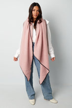 Afbeelding in Gallery-weergave laden, Roze Sjaal met zwarte stiksels. Warm en cosy, perfect voor aankomend seizoen. De sjaal is groot waardoor je de sjaal op meerdere manieren kunt dragen. Deze trendy sjaal is lekker zacht en gemaakt van acryl en is verkrijgbaar in verschillende kleuren, roze, wit, zwart en beige/taupe. Lengte van de sjaal is 180cm x 50cm.