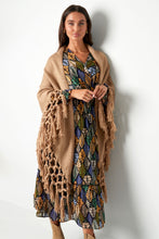 Afbeelding in Gallery-weergave laden, Omslagdoek, lang met franjes is gebreid en kun je heerlijk over je schouders heen slaan, een mooi item om je outfit compleet te maken. Dit omslagdoek is het gehele jaar door te dragen, over een jurk, colbert, een blouse of jas. De omslagdoeken zijn verkrijgbaar in verschillende kleuren: Beige, Camel, Zwart.
