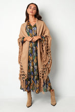 Afbeelding in Gallery-weergave laden, Omslagdoek, lang met franjes is gebreid en kun je heerlijk over je schouders heen slaan, een mooi item om je outfit compleet te maken. Dit omslagdoek is het gehele jaar door te dragen, over een jurk, colbert, een blouse of jas. De omslagdoeken zijn verkrijgbaar in verschillende kleuren: Beige, Camel, Zwart.
