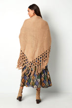 Afbeelding in Gallery-weergave laden, Omslagdoek, lang met franjes is gebreid en kun je heerlijk over je schouders heen slaan, een mooi item om je outfit compleet te maken. Dit omslagdoek is het gehele jaar door te dragen, over een jurk, colbert, een blouse of jas. De omslagdoeken zijn verkrijgbaar in verschillende kleuren: Beige, Camel, Zwart.