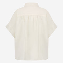 Load image into Gallery viewer, Off White Blouse van de Jane Lushka Collectie. Romi Blouse is een vrouwelijke blouse met kraag, knoopjes en heeft een lage mouwinzet. Deze elegante blouse is vrouwelijk en tijdloos en is vervaardigd van een glad materiaal en heeft een chique uitstraling.