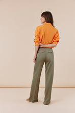 Afbeelding in Gallery-weergave laden, Corel Broek Lily Wide Jaquard Circle heeft een subtiele glans in de kleurencombinatie groen en oranje. Een broek met rechte losvallende pijpen en paspelzakken op de achterkant en groene knoopjes. Het patroon geeft een chique maar eigentijdse uitstraling. Een broek met dé perfecte en zeer mooie vrouwelijke pasvorm.