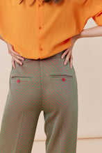Afbeelding in Gallery-weergave laden, Corel Broek Lily Wide Jaquard Circle heeft een subtiele glans in de kleurencombinatie groen en oranje. Een broek met rechte losvallende pijpen en paspelzakken op de achterkant en groene knoopjes. Het patroon geeft een chique maar eigentijdse uitstraling. Een broek met dé perfecte en zeer mooie vrouwelijke pasvorm.