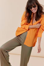 Afbeelding in Gallery-weergave laden, Corel Broek Lily Wide Jaquard Circle heeft een subtiele glans in de kleurencombinatie groen en oranje. Een broek met rechte losvallende pijpen en paspelzakken op de achterkant en groene knoopjes. Het patroon geeft een chique maar eigentijdse uitstraling. Een broek met dé perfecte en zeer mooie vrouwelijke pasvorm.