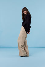 Load image into Gallery viewer, Zandkleurige Broek, Nola Wide Pants Uni Desert van de Corel Collectie. Broek Nola heeft een elastische doorgestikte tailleband met wijde, rechte pijpen voor een nonchalante look. Deze broek is gemaakt van een luxe twill kwaliteit in tencel, linnen met een weinig stretch.