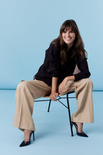 Load image into Gallery viewer, Zandkleurige Broek, Nola Wide Pants Uni Desert van de Corel Collectie. Broek Nola heeft een elastische doorgestikte tailleband met wijde, rechte pijpen voor een nonchalante look. Deze broek is gemaakt van een luxe twill kwaliteit in tencel, linnen met een weinig stretch.