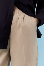 Load image into Gallery viewer, Zandkleurige Broek, Nola Wide Pants Uni Desert van de Corel Collectie. Broek Nola heeft een elastische doorgestikte tailleband met wijde, rechte pijpen voor een nonchalante look. Deze broek is gemaakt van een luxe twill kwaliteit in tencel, linnen met een weinig stretch.
