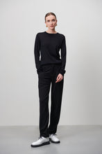 Afbeelding in Gallery-weergave laden, Gestreepte Elegante Broek Tiny Pants van Jane Lushka is gemaakt van een high-quality mix van viscose en polyester. Deze broek heeft een rechte pijp en heeft een fitted fit, met een gestreept patroon met zakken. Een prachtige broek!