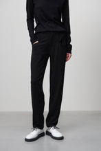 Afbeelding in Gallery-weergave laden, Gestreepte Elegante Broek Tiny Pants van Jane Lushka is gemaakt van een high-quality mix van viscose en polyester. Deze broek heeft een rechte pijp en heeft een fitted fit, met een gestreept patroon met zakken. Een prachtige broek!