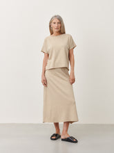 Afbeelding in Gallery-weergave laden, Rok Holli is een mooie A-lijn Maxi Rok in de Jane Lushka Collectie. Een rok met een elastieken brede rib band in Beige Melange. Deze rok heeft een beige kleur melange met subtiele gekleurde spikkels. Een duurzaam item, een zachte stof, comfortabel en stijlvol komen perfect samen in dit ontwerp. Deze rok is te combineren met de mooie top Clay in dezelfde stof. Het model is 1,79 cm lang en draagt maat S.
