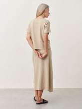 Afbeelding in Gallery-weergave laden, Rok Holli is een mooie A-lijn Maxi Rok in de Jane Lushka Collectie. Een rok met een elastieken brede rib band in Beige Melange. Deze rok heeft een beige kleur melange met subtiele gekleurde spikkels. Een duurzaam item, een zachte stof, comfortabel en stijlvol komen perfect samen in dit ontwerp. Deze rok is te combineren met de mooie top Clay in dezelfde stof. Het model is 1,79 cm lang en draagt maat S.