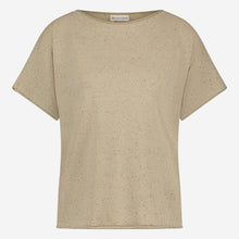 Load image into Gallery viewer, Top Clay Top Beige Melange uit de Jane Lushka Collectie is een ogenschijnlijk eenvoudige casual top met brede nek boord en korte mouwen, zonder zoom. Deze top heeft een beige kleur melange met subtiele gekleurde spikkels. Een duurzaam item, een zachte stof, comfortabel en stijlvol komen perfect samen in dit ontwerp. Het model is 1,79cm lang en draagt maat S.