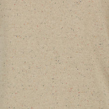 Load image into Gallery viewer, Top Clay Top Beige Melange uit de Jane Lushka Collectie is een ogenschijnlijk eenvoudige casual top met brede nek boord en korte mouwen, zonder zoom. Deze top heeft een beige kleur melange met subtiele gekleurde spikkels. Een duurzaam item, een zachte stof, comfortabel en stijlvol komen perfect samen in dit ontwerp. Het model is 1,79cm lang en draagt maat S.