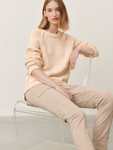 Afbeelding in Gallery-weergave laden, Zandkleurige Broek van Jane Lushka, Doris Pants van de travel kwaliteit zit uiterst comfortabel, een slim fit broek met veel stretch. Deze broek heeft een elastische band, grote zakken op de voorkant, een prachtig design, waardoor de broek een combi is van minimalistisch cargo en chic casual. Op de achterkant heeft de broek zakken met knoopjes.