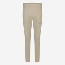 Afbeelding in Gallery-weergave laden, Zandkleurige Broek van Jane Lushka, Doris Pants van de travel kwaliteit zit uiterst comfortabel, een slim fit broek met veel stretch. Deze broek heeft een elastische band, grote zakken op de voorkant, een prachtig design, waardoor de broek een combi is van minimalistisch cargo en chic casual. Op de achterkant heeft de broek zakken met knoopjes.