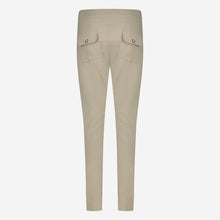 Afbeelding in Gallery-weergave laden, Zandkleurige Broek van Jane Lushka, Doris Pants van de travel kwaliteit zit uiterst comfortabel, een slim fit broek met veel stretch. Deze broek heeft een elastische band, grote zakken op de voorkant, een prachtig design, waardoor de broek een combi is van minimalistisch cargo en chic casual. Op de achterkant heeft de broek zakken met knoopjes.