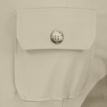 Afbeelding in Gallery-weergave laden, Zandkleurige Broek van Jane Lushka, Doris Pants van de travel kwaliteit zit uiterst comfortabel, een slim fit broek met veel stretch. Deze broek heeft een elastische band, grote zakken op de voorkant, een prachtig design, waardoor de broek een combi is van minimalistisch cargo en chic casual. Op de achterkant heeft de broek zakken met knoopjes.