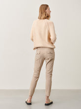 Afbeelding in Gallery-weergave laden, Zandkleurige Broek van Jane Lushka, Doris Pants van de travel kwaliteit zit uiterst comfortabel, een slim fit broek met veel stretch. Deze broek heeft een elastische band, grote zakken op de voorkant, een prachtig design, waardoor de broek een combi is van minimalistisch cargo en chic casual. Op de achterkant heeft de broek zakken met knoopjes.