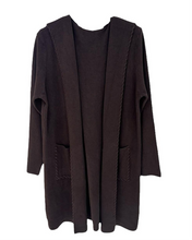 Afbeelding in Gallery-weergave laden, Bruin Vest, Lang Vest Mae Knitwear, met luxe rijgsteek en capuchon. Elegant en comfortabel vest in een super zachte knitwear kwaliteit.