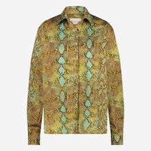 Load image into Gallery viewer, Sisi Blouse EPS7242113 uit de Jane Lushka Collectie is een vrouwelijke glanzende blouse. Blouse met een kraag en heeft bedekte knoopjes. Een prachtige blouse met slangenprint in multicolor groen en aquablauw. Blouse Sisi heeft een chique uitstraling en is ietwat speels door de uitgesproken print.