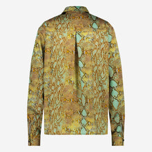 Load image into Gallery viewer, Sisi Blouse EPS7242113 uit de Jane Lushka Collectie is een vrouwelijke glanzende blouse. Blouse met een kraag en heeft bedekte knoopjes. Een prachtige blouse met slangenprint in multicolor groen en aquablauw. Blouse Sisi heeft een chique uitstraling en is ietwat speels door de uitgesproken print.