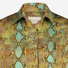 Load image into Gallery viewer, Slangenprint Sisi Blouse EPS7242113 uit de Jane Lushka Collectie is een vrouwelijke glanzende blouse. Blouse met een kraag en heeft bedekte knoopjes. Een prachtige blouse met slangenprint in multicolor groen en aquablauw. Blouse Sisi heeft een chique uitstraling en is ietwat speels door de uitgesproken print.