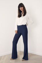 Load image into Gallery viewer, Blauwe Broek van Corel, kleur Marine, model Boa Flare Sport heeft een elastische hoge tailleband sluit naadloos aan op het lichaam en door de uiteenlopende pijpen heeft de broek een flaterend karakter. De broek is gemaakt van een comfortabale, middelzware stretchy materialenmix.