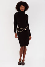 Afbeelding in Gallery-weergave laden, Goudkleurige Ketting Riem met Mini Tas. Wat een leuk accessoire om jouw outfit mee af te maken. Deze goudkleurige kettingriem met zwart en een mini tasje van PU leer, is ca. 1,5cm breed en heeft een verstelbare lengte tot ca. 110cm. Deze leuke riem ketting kun je combineren met jouw favoriete jurkje.