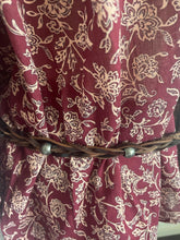 Load image into Gallery viewer, Wijnrode Blouse van Moment Amsterdam met referentie 57.100-23, is een prachtige romantische blouse met bloemenprint. Deze blouse heeft een opstaande kraag met ruffles aan de hals en mouwen. Deze blouse is mooi te combineren met de Corel Broek Lily Wide Uni Sport Beetroot.
