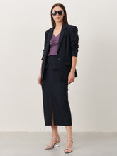 Load image into Gallery viewer, Donkerblauwe Blazer Laris URS1242069 is een mooie tijdloze blazer uit de collectie van Jane Lushka, heeft een knoopje met splitje op de mouwen en een knoop om de blazer te sluiten. De blazer is uitgevoerd in de kleur blauw met een subtiele krijtstreep en is van de bekende travel kwaliteit.