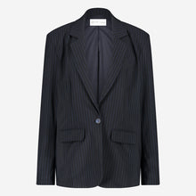 Load image into Gallery viewer, Donkerblauwe Blazer Laris URS1242069 is een mooie tijdloze blazer uit de collectie van Jane Lushka, heeft een knoopje met splitje op de mouwen en een knoop om de blazer te sluiten. De blazer is uitgevoerd in de kleur blauw met een subtiele krijtstreep en is van de bekende travel kwaliteit.
