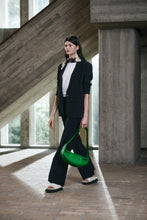 Load image into Gallery viewer, Donkerblauwe Blazer Laris URS1242069 is een mooie tijdloze blazer uit de collectie van Jane Lushka, heeft een knoopje met splitje op de mouwen en een knoop om de blazer te sluiten. De blazer is uitgevoerd in de kleur blauw met een subtiele krijtstreep en is van de bekende travel kwaliteit.