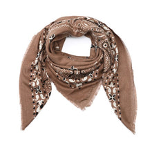 Afbeelding in Gallery-weergave laden, Maak je outfit compleet met dit stijlvolle, zachte sjaaltje met paisley print, in khaki kleur. Verkrijgbaar in verschillende kleuren. Draag het sjaaltje casual bij een blouse of jas, of geef een eenvoudige outfit direct een chique touch.