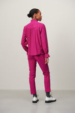 Load image into Gallery viewer, Fuchsia Blouse Roberta van Jane Lushka is een verfijnde elegante blouse. Blouse heeft ruffles aan de voorkant, een hoge kraag, lange mouwen, donkere knoopjes. Deze stijlvolle blouse is ook ontzettend mooi om te dragen onder een pak. De blouse is van de bekende travel kwaliteit en is verkrijgbaar in fuchsia, blauw.