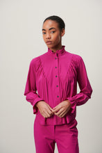 Load image into Gallery viewer, Fuchsia Blouse Roberta van Jane Lushka is een verfijnde elegante blouse. Blouse heeft ruffles aan de voorkant, een hoge kraag, lange mouwen, donkere knoopjes. Deze stijlvolle blouse is ook ontzettend mooi om te dragen onder een pak. De blouse is van de bekende travel kwaliteit en is verkrijgbaar in fuchsia, blauw.