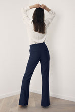 Load image into Gallery viewer, Blauwe Broek van Corel, kleur Marine, model Boa Flare Sport heeft een elastische hoge tailleband sluit naadloos aan op het lichaam en door de uiteenlopende pijpen heeft de broek een flaterend karakter. De broek is gemaakt van een comfortabale, middelzware stretchy materialenmix.