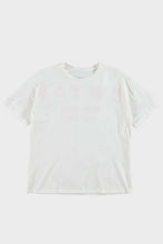 Load image into Gallery viewer, Wit T-shirt New York is een basis shirt van 100% katoen met ronde boord en korte mouwen. Op de achterkant heeft dit t-shirt een applicatie met letters NEW YORK in roze. T-shirt New York is verkrijgbaar in verschillende kleuren: Wit/roze, Rood/wit, Geel/wit.